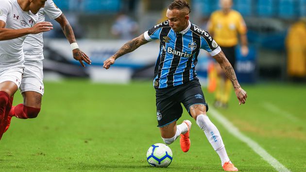 Everton Cebolinha comemora vitória que deixa Grêmio no G6 do Brasileiro